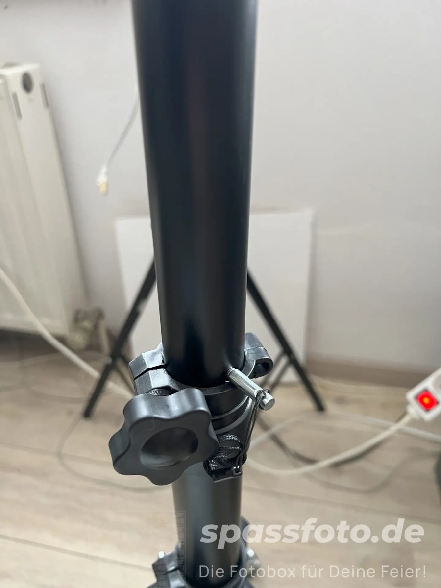 Großes Stativ mit Sicherung für die mobile Fotobox